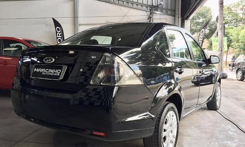 Ford Fiesta Sedan 1....