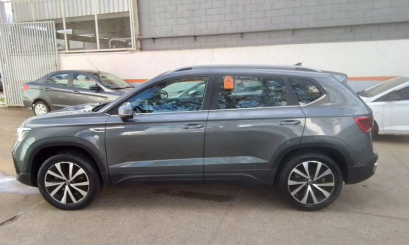 Volkswagen Taos 2023...