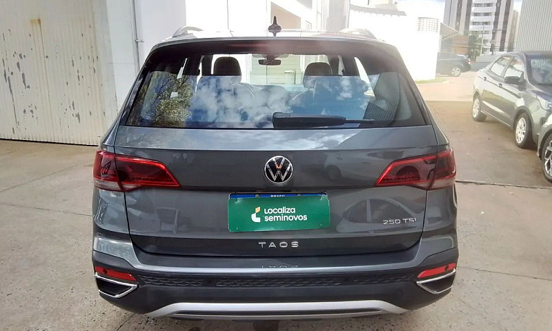 Volkswagen Taos 2023...