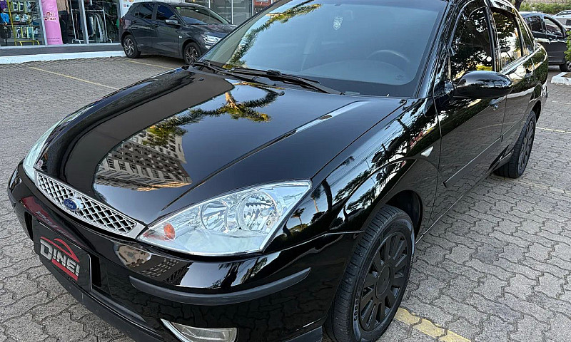 Ford Focus Sedan 1.6...