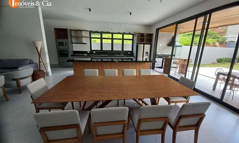 Casa Com 4 Dormitóri...