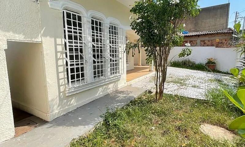 Casa Com 4 Dormitóri...
