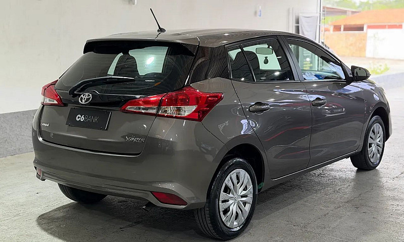 Toyota Yaris Live 1....