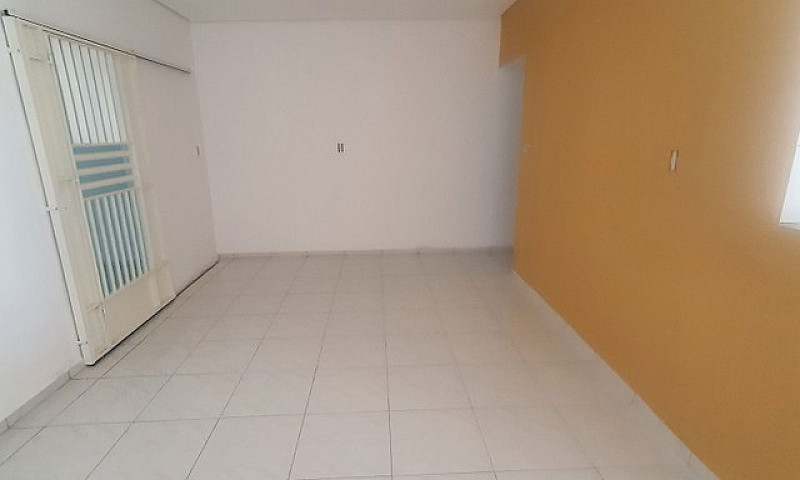 Vende-Se Casa Com 3 ...