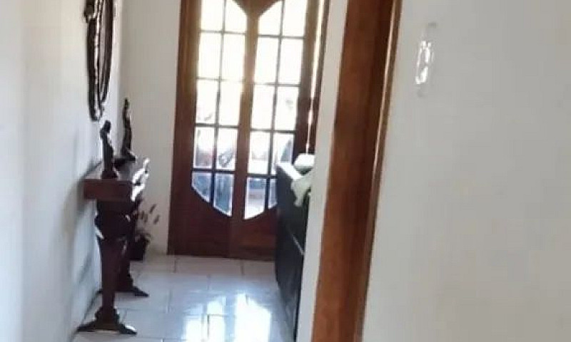 Casa Com Entrada Mai...