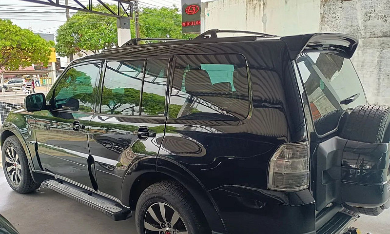 Mitsubishi Pajero Fu...