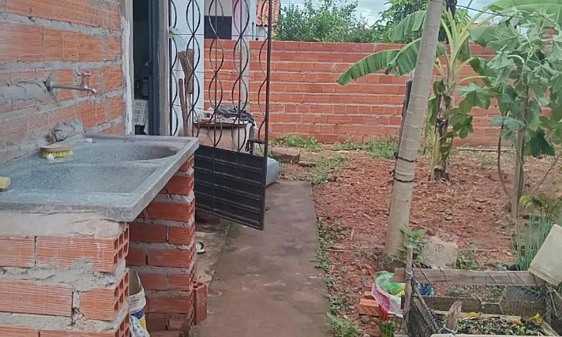 Vende-Se Casa Em Dem...