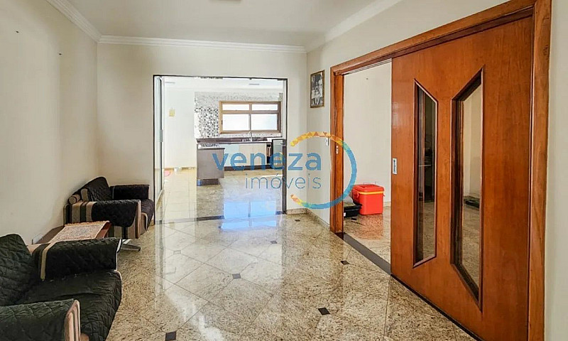Casa Residencial À V...