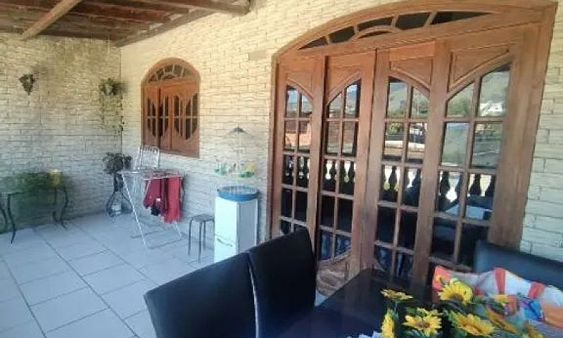 Casa Com Entrada Mai...