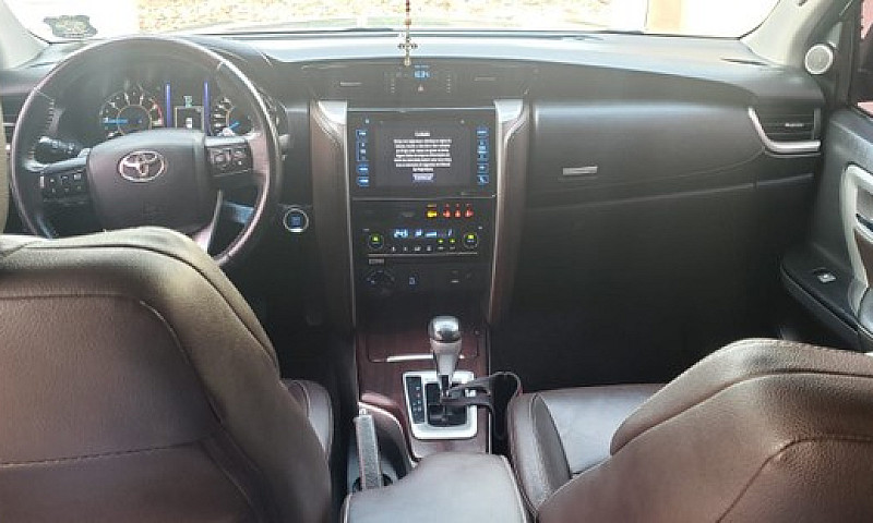 Toyota Hilux Sw4 4X4...