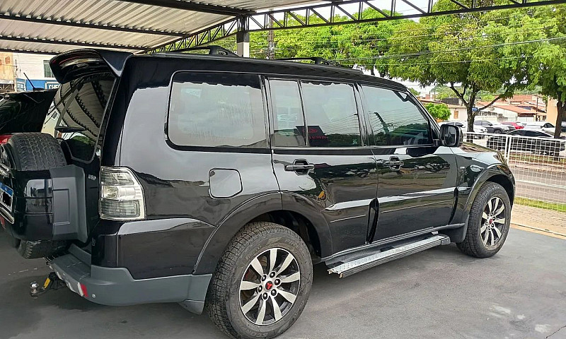 Mitsubishi Pajero Fu...