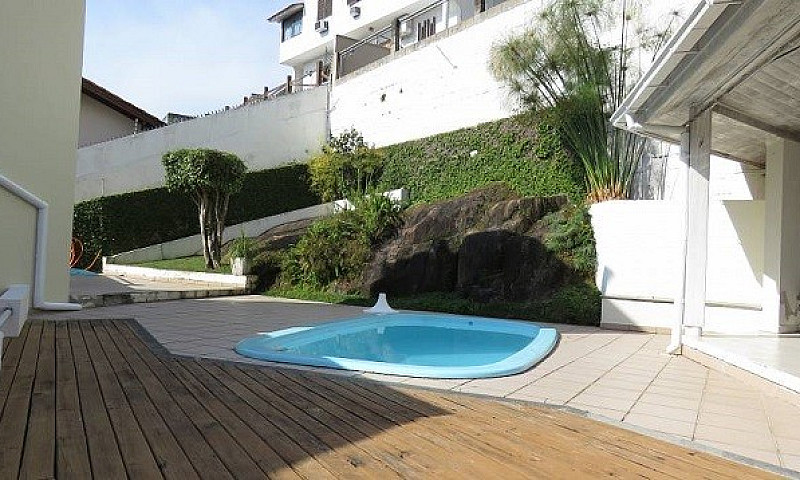 Casa Com 4 Dormitóri...