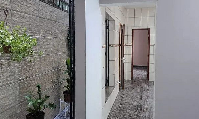 Alugo Casa Com 1/4 E...