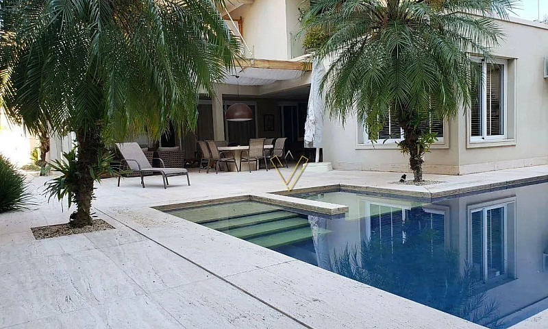 Casa Com 4 Dormitóri...