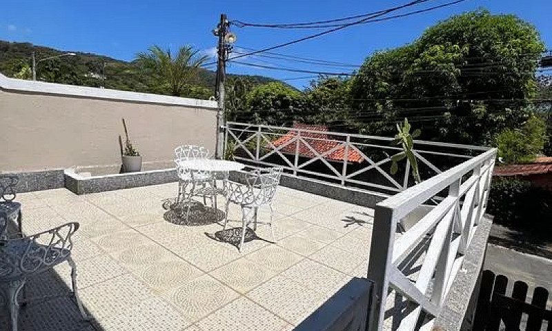 Casa À Venda...