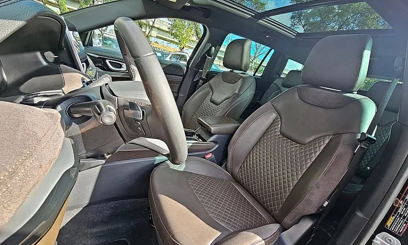 Jeep Commander Overl...