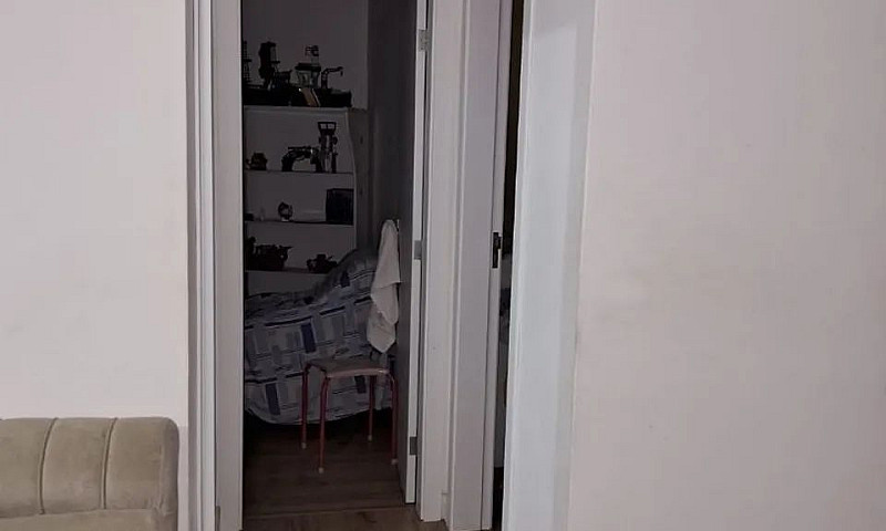 Vende-Se Casa Com Pi...