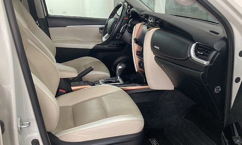 Toyota Hilux Sw4 2.8...