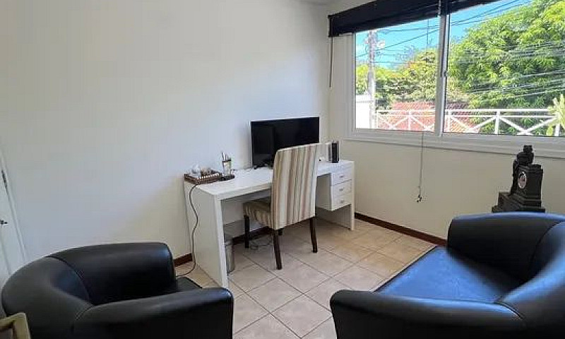Casa À Venda...
