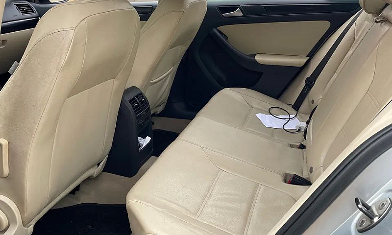 Volkswagen Jetta Com...