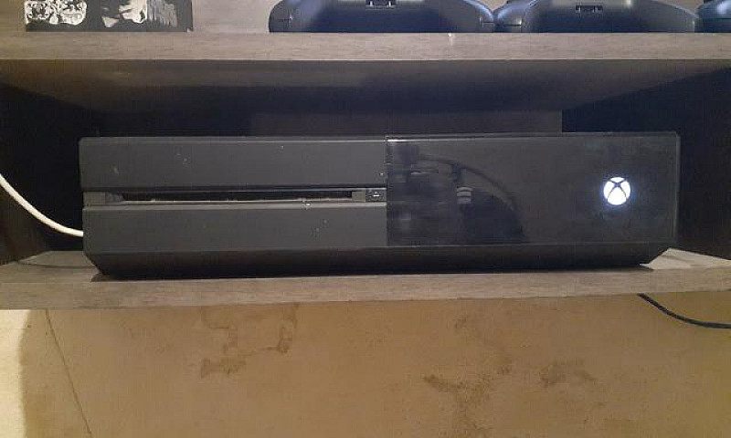Xbox One Semi Novo...