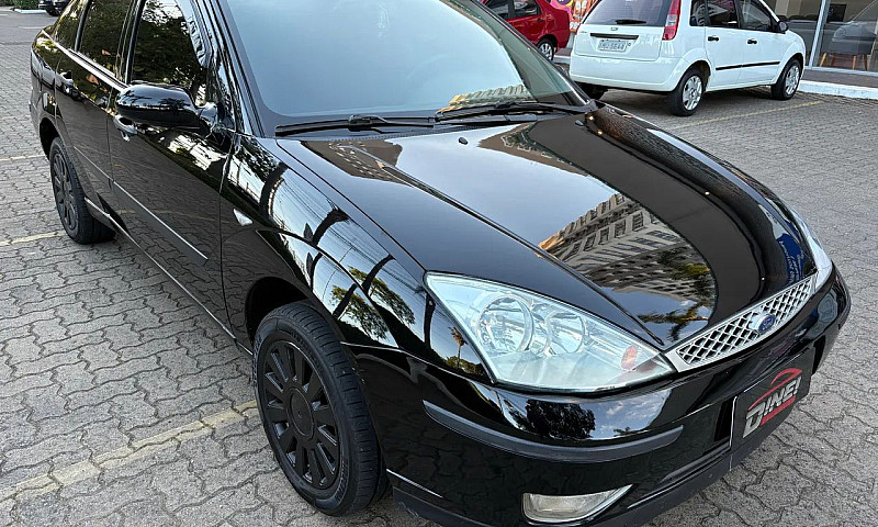 Ford Focus Sedan 1.6...
