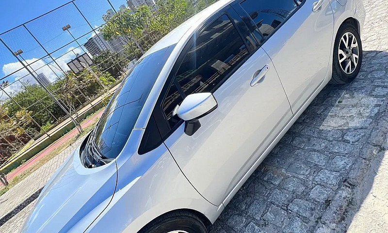 Nissan Versa Sense 1...