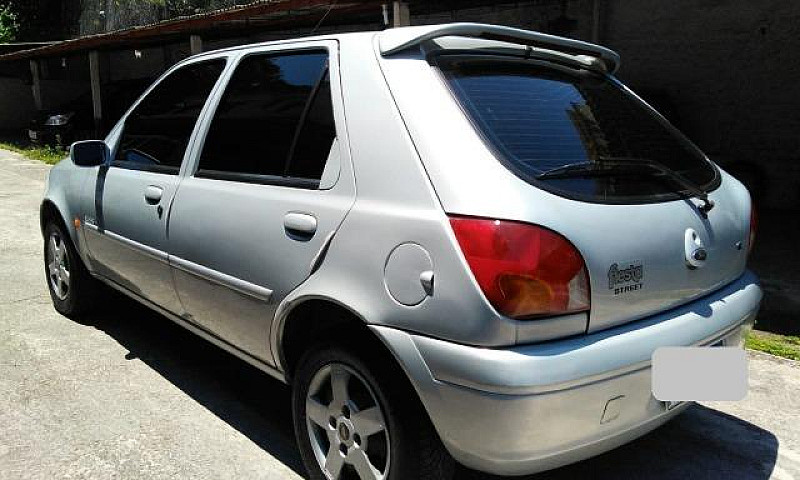 Fiesta Gl Class 2000...