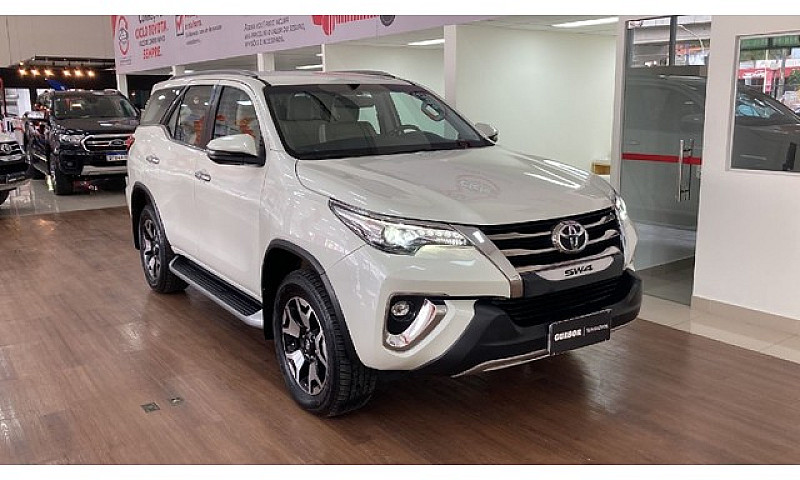 Toyota Hilux Sw4 2.8...