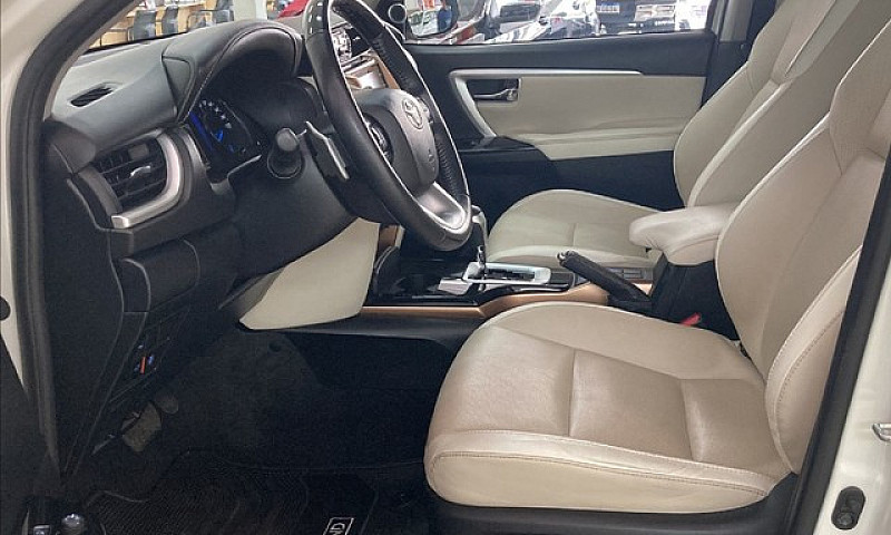 Toyota Hilux Sw4 2.8...