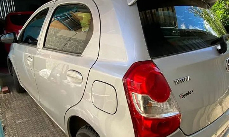 Toyota Etios X 1.3 F...