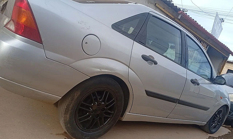 Ford Focus Sedan 2.0...