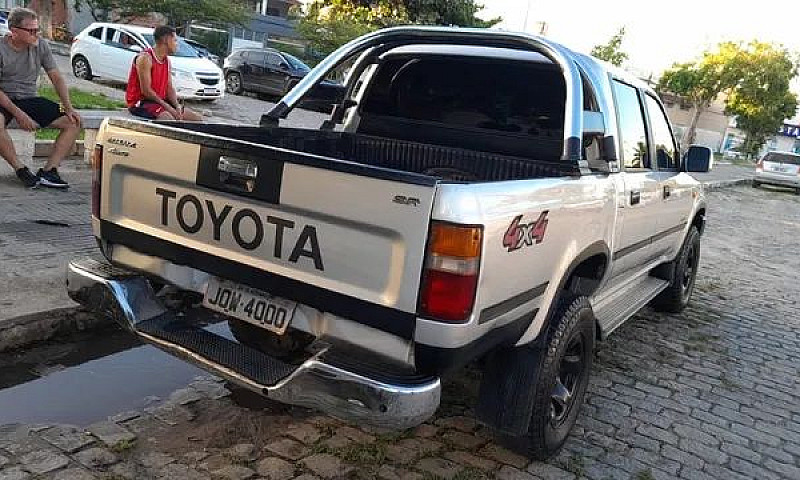 Vendo Toyota Rilux...
