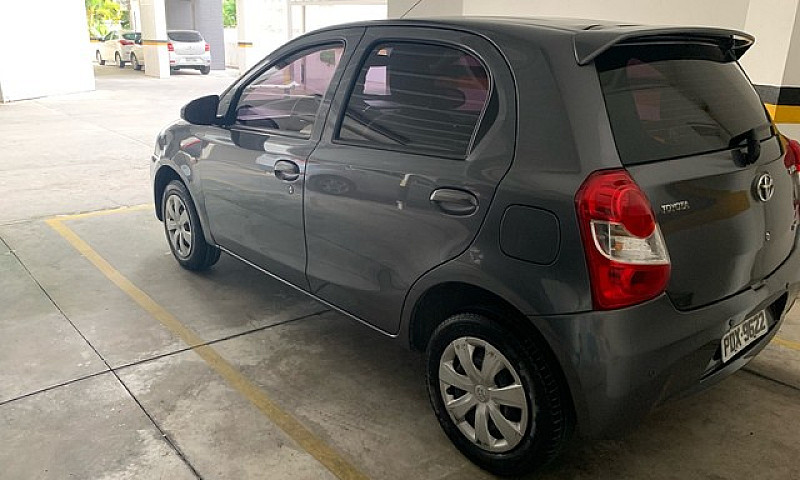 Carro  Etios Hatch X...