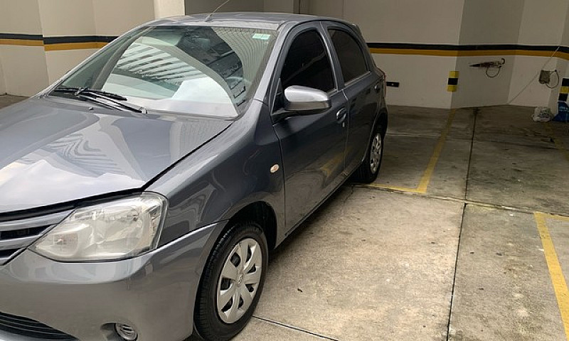 Carro  Etios Hatch X...