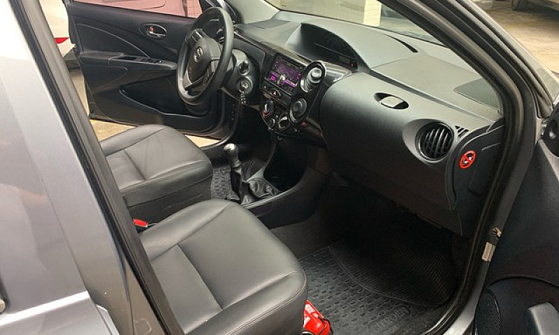 Carro  Etios Hatch X...