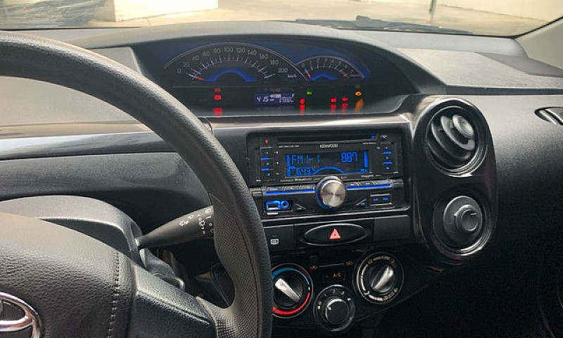 Carro  Etios Hatch X...