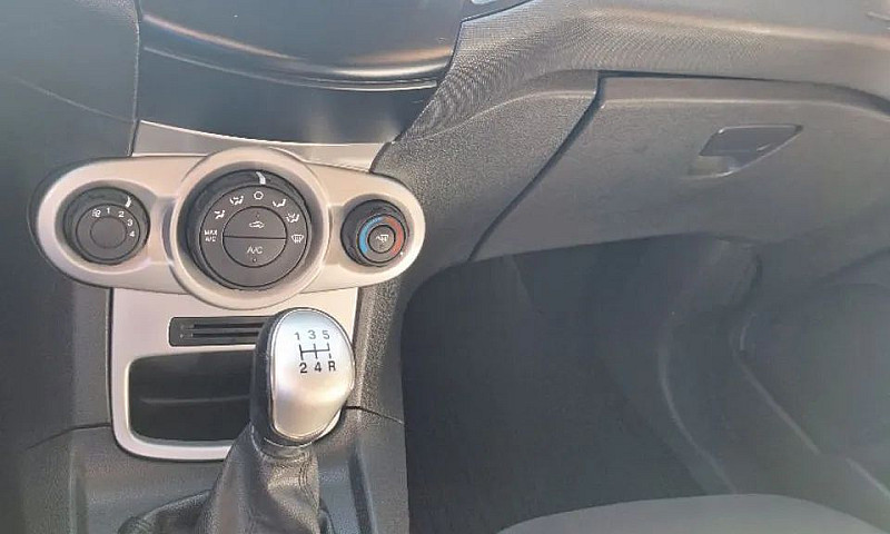 Ford Fiesta Se 1.6 1...