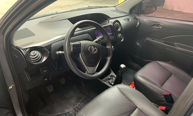 Carro  Etios Hatch X...