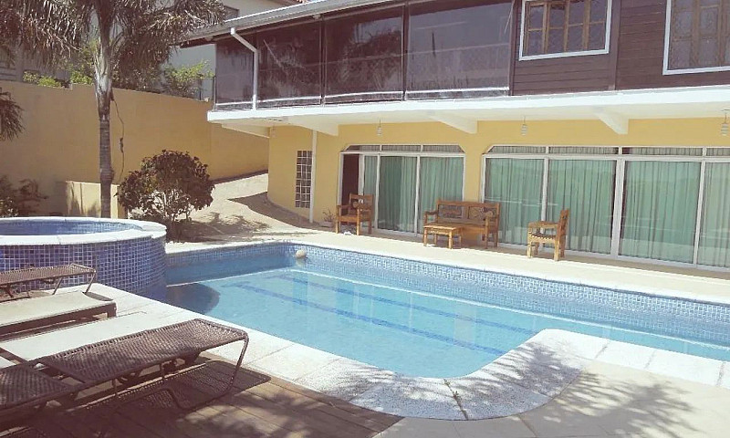 Casa Com 4 Dormitóri...