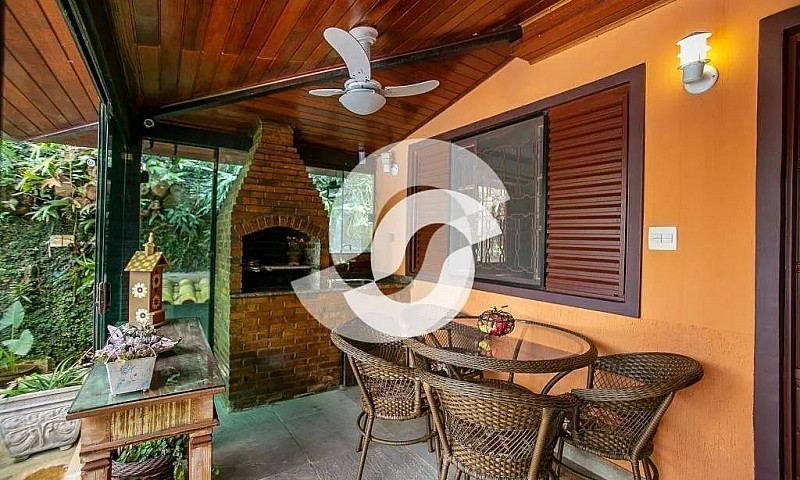 Casa Com 4 Dormitóri...