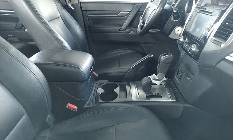 Mitsubishi Pajero Fu...