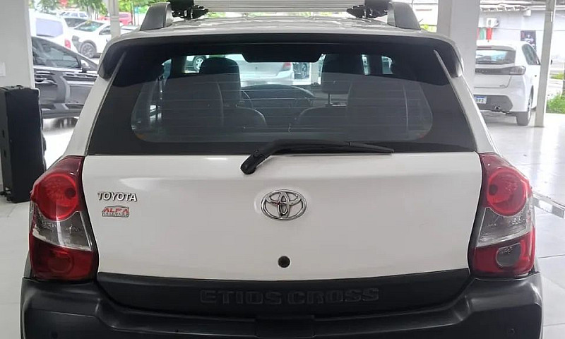 Toyota Etios Cross 1...