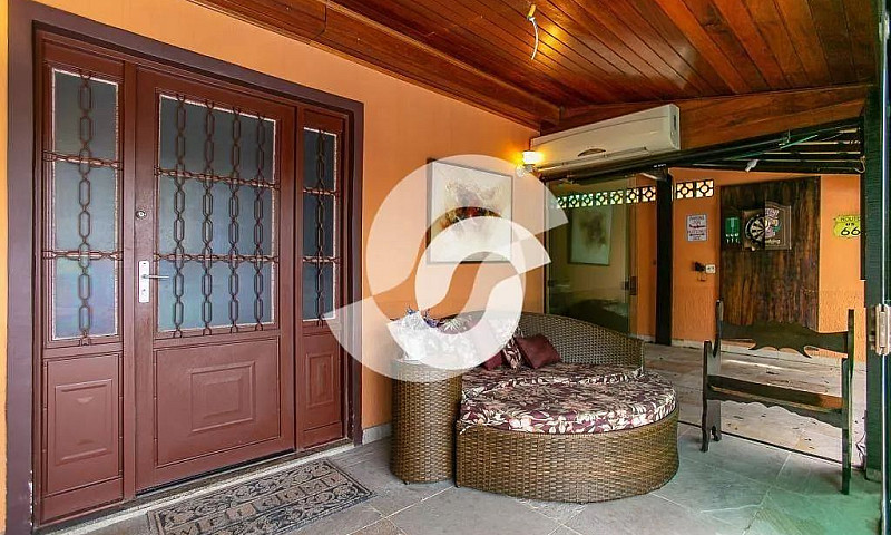 Casa Com 4 Dormitóri...