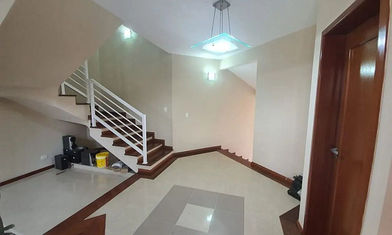 Casa Com 4 Dormitóri...