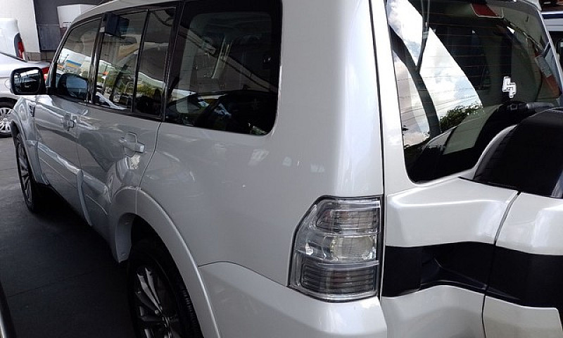 Mitsubishi Pajero Fu...