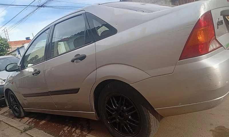 Ford Focus Sedan 2.0...