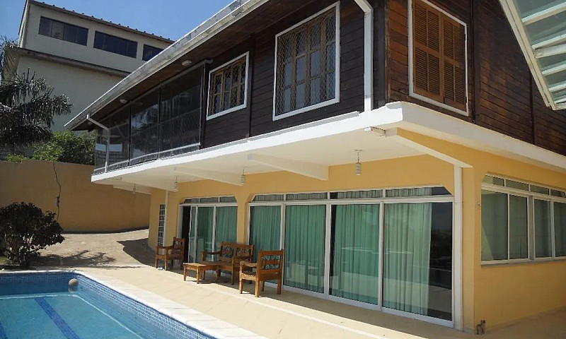 Casa Com 4 Dormitóri...