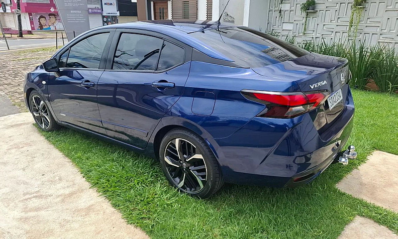 Nissan Versa Sense 1...