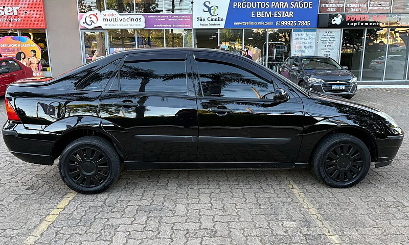 Ford Focus Sedan 1.6...